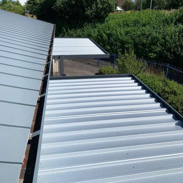 FalcoSpan Overdækninger Skaber Sikker og Stilfuld Indgang på Mark Way School